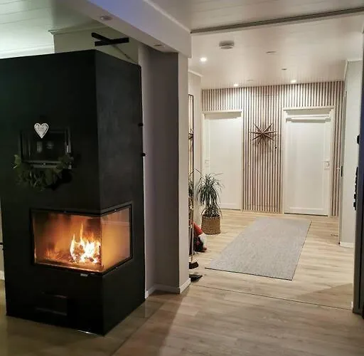 Arctic Lakeside Willa