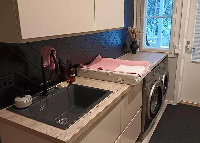 Arctic Lakeside Willa *