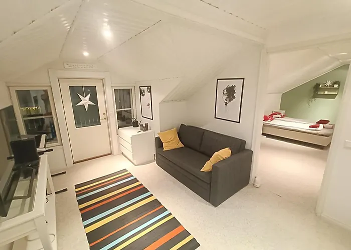 Arctic Lakeside Willa