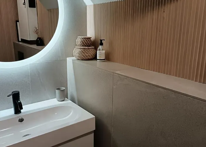 Arctic Lakeside Willa