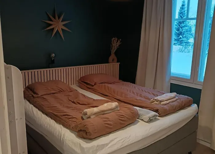 Arctic Lakeside Willa