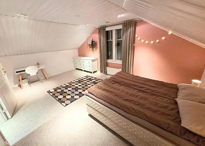 Arctic Lakeside Willa